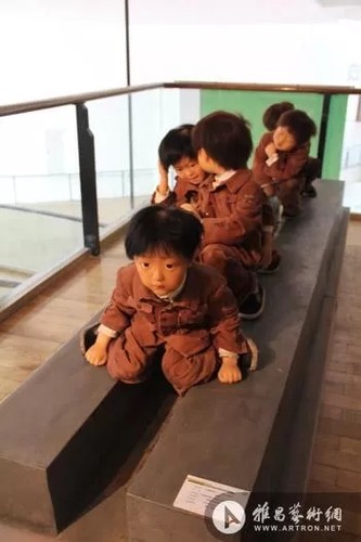 邹雨彤《儿童系列之二&mdash;&mdash;看上去很美》广州美术学院